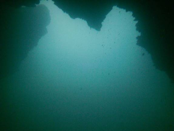 Mergulhando dentro da caverna no cenote Blue Hole, um parque ao sul de Belmopan, capital de Belize